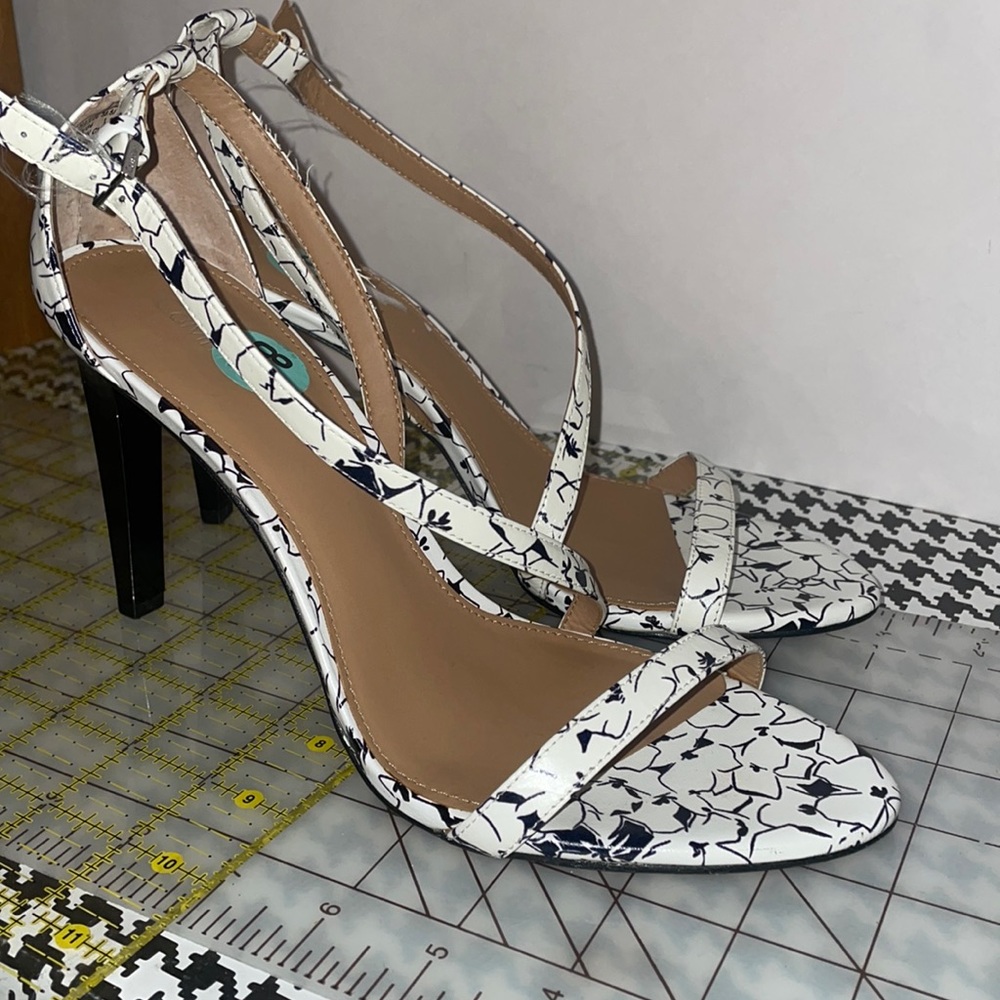 Calvin Klein sandals 8.5 black and white strappy